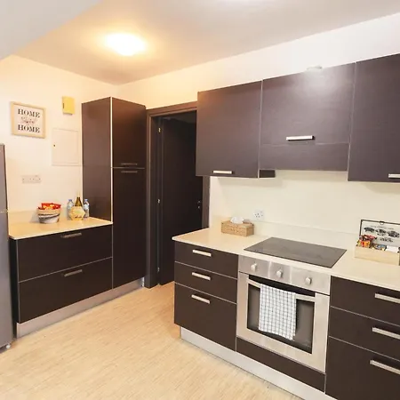 Sea View 2br Mackenzie * Larnaca